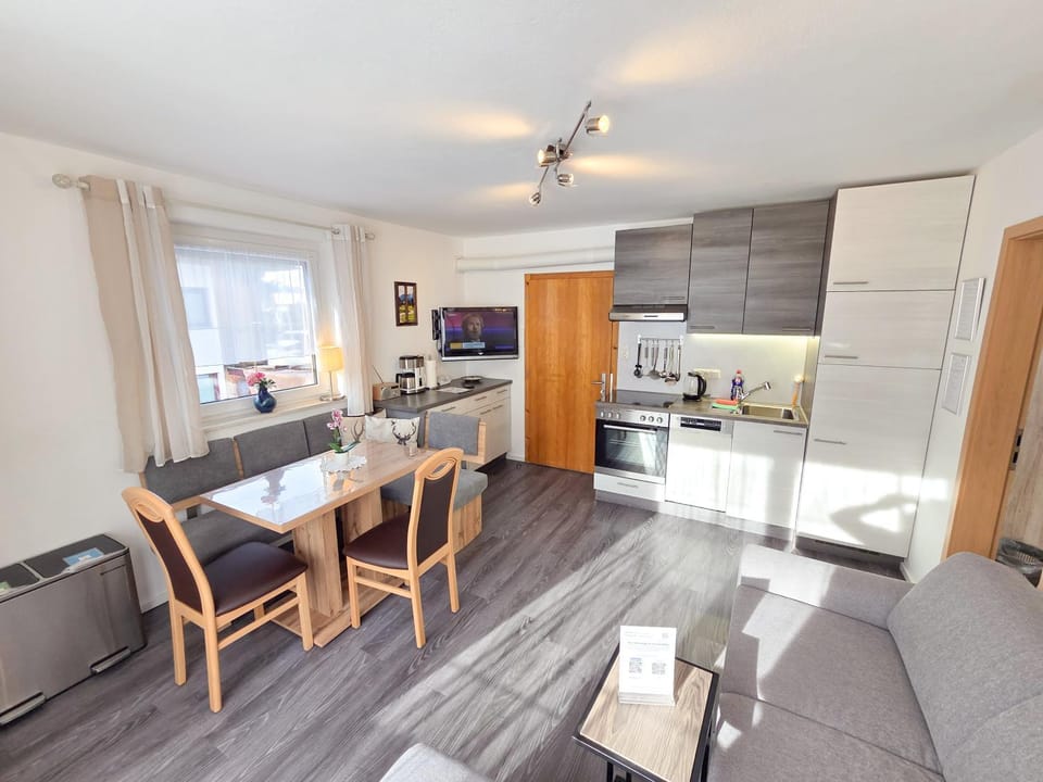 Dining area, kitchen