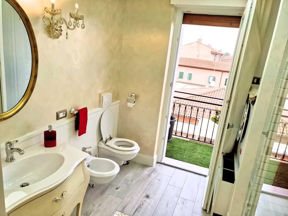 Shower, Toilet, Bathroom, bidet, towels