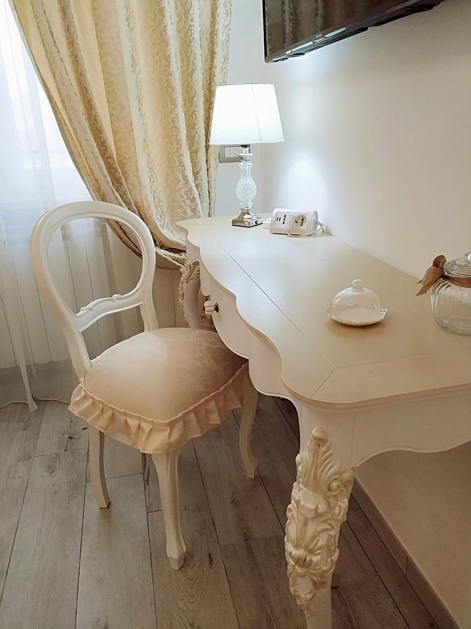 Seating area, Bedroom