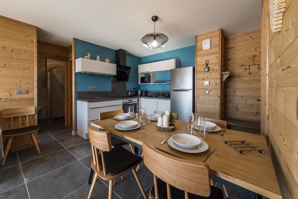 Kitchen or kitchenette, Dining area