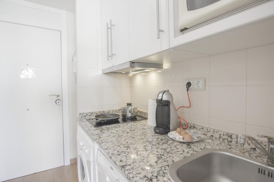 Coffee/tea facilities, Kitchen or kitchenette, dishwasher, stove