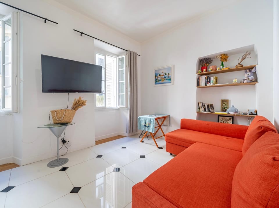 Communal lounge/ TV room, TV and multimedia, Living room, Decorative detail, Seating area, Evening entertainment, Inner courtyard view, air conditioner