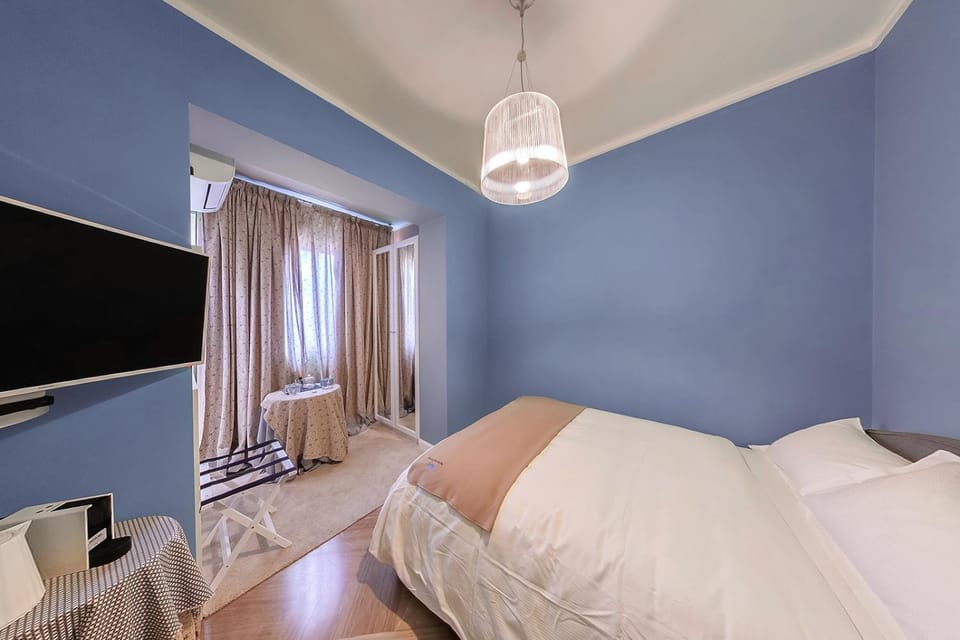 Bed, TV and multimedia, Photo of the whole room, Bedroom