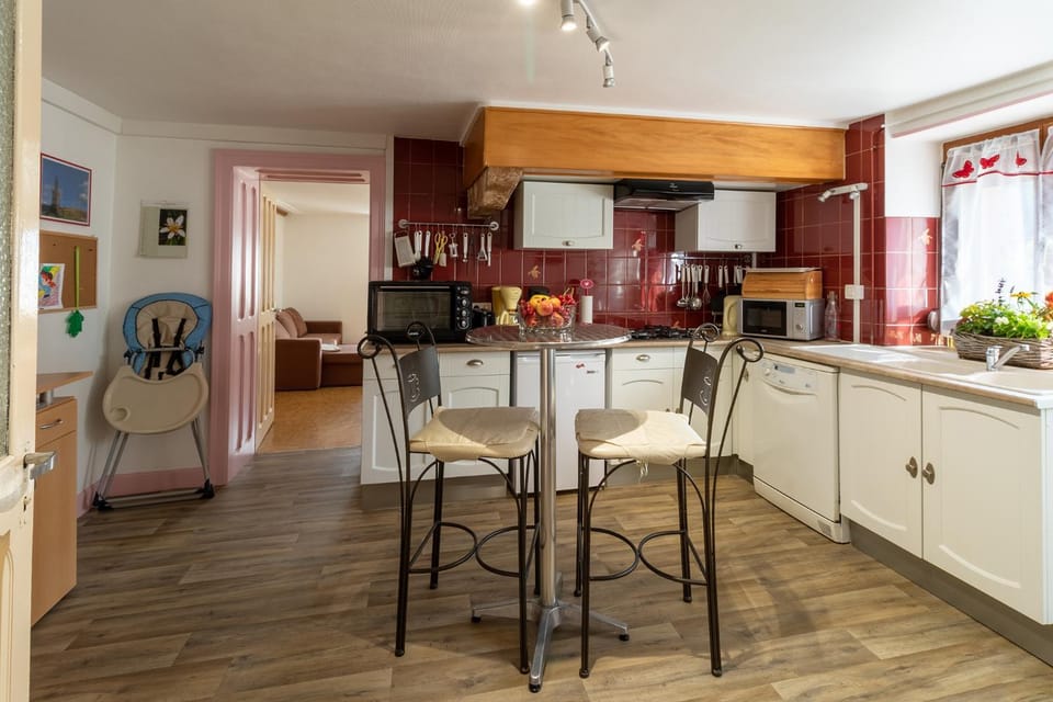 Kitchen or kitchenette, Dining area, Communal kitchen