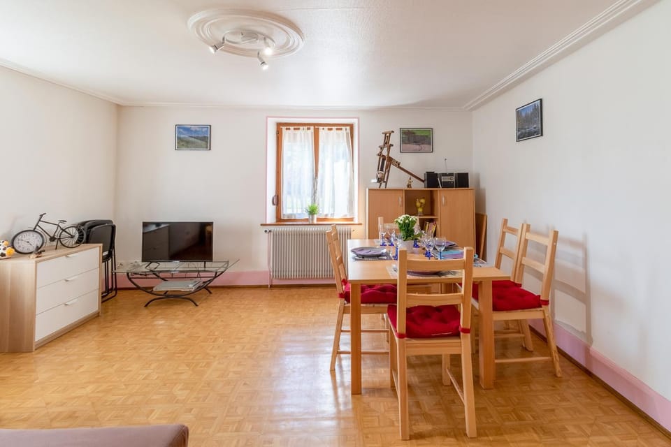 Communal lounge/ TV room, TV and multimedia, Living room, Seating area, Dining area