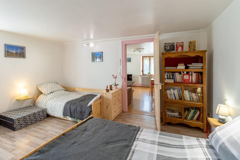 Bed, Library, Photo of the whole room, Bedroom