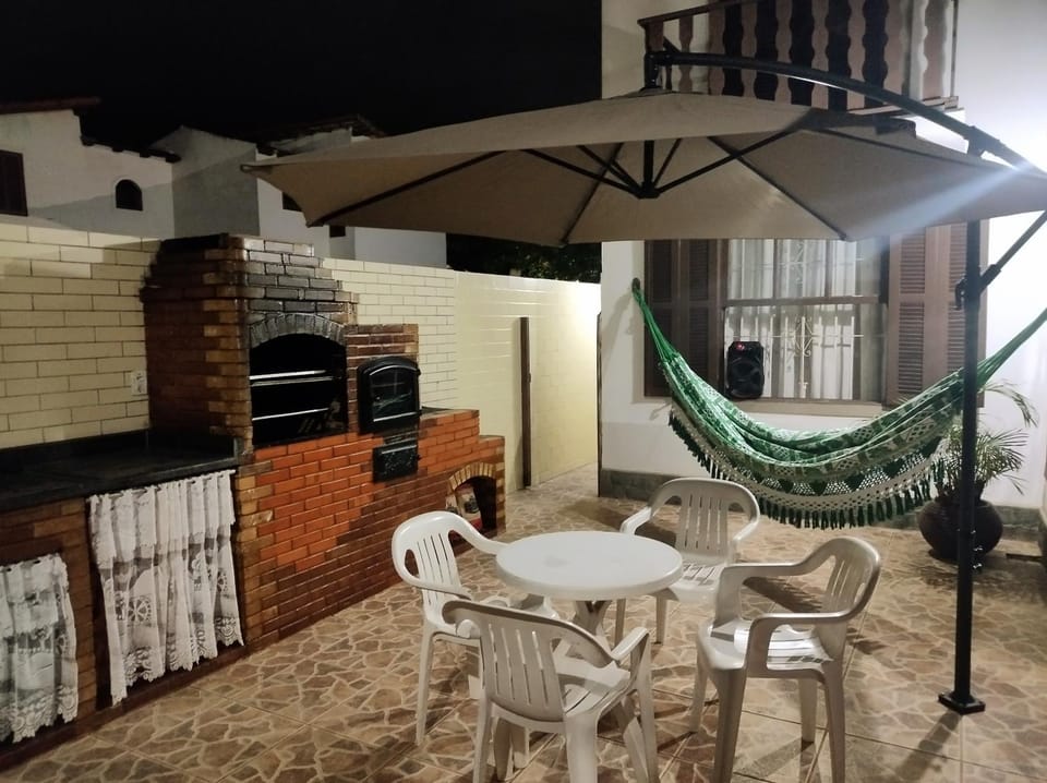 Excelente casa a 40 metros da Praia e 100 m do Shopping Peró ! Suítes com ar condicionado House in Cabo Frio