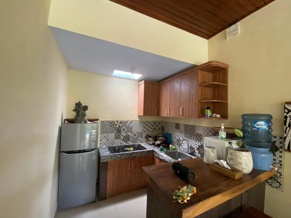 Kitchen or kitchenette, minibar