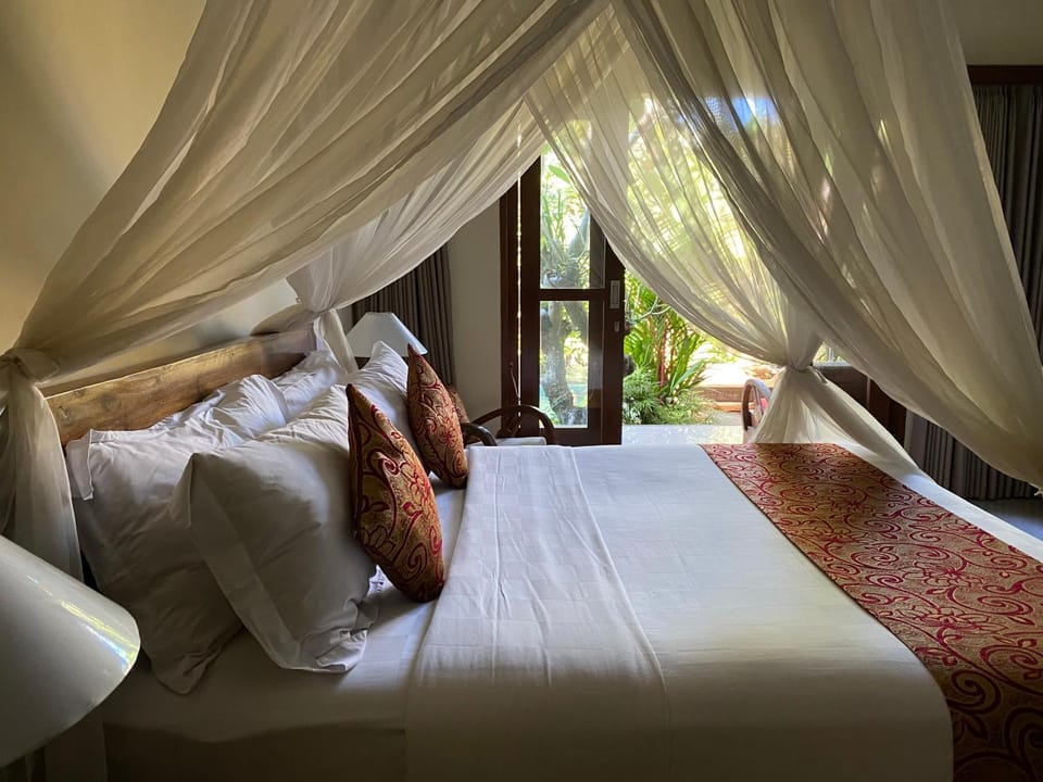 Bed, Photo of the whole room, Seating area, Bedroom