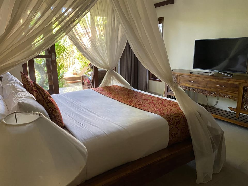 Bed, TV and multimedia, Photo of the whole room, Bedroom