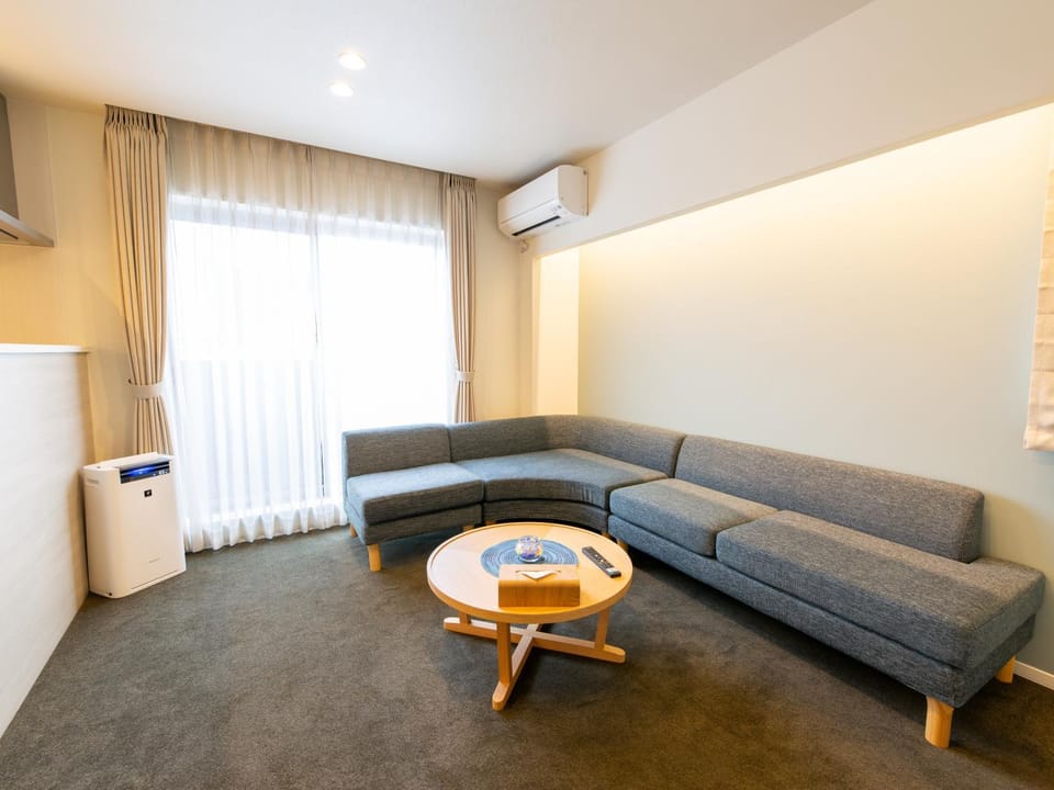 Photo of the whole room, Seating area