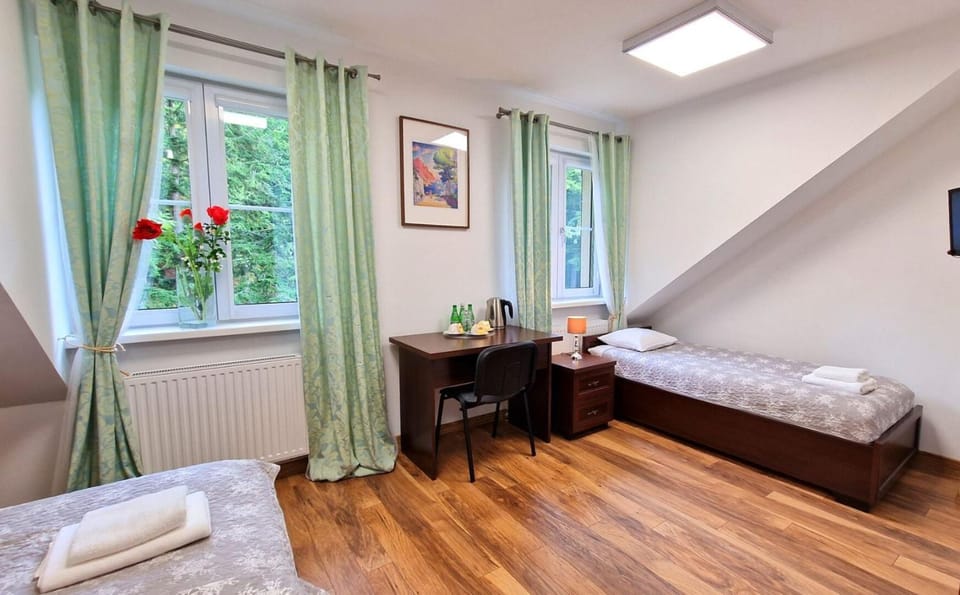 Bed, Photo of the whole room, Seating area