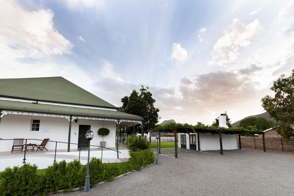 Property building, Garden, Garden view, Parking