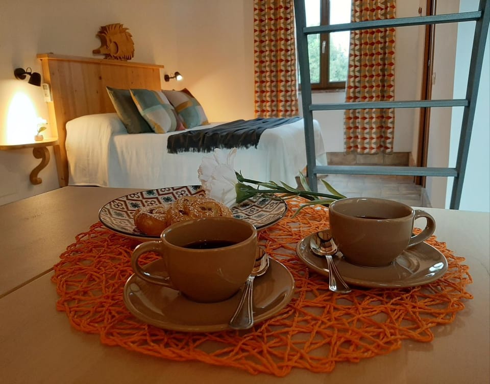 Coffee/tea facilities, Photo of the whole room, Decorative detail, Food, Breakfast