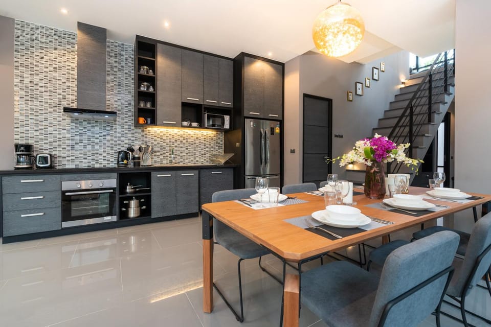 Kitchen or kitchenette, Dining area