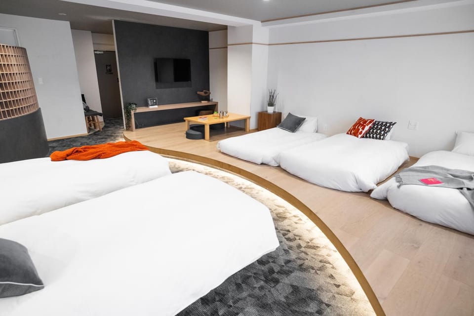 Bed, TV and multimedia, Photo of the whole room, Seating area, Bedroom