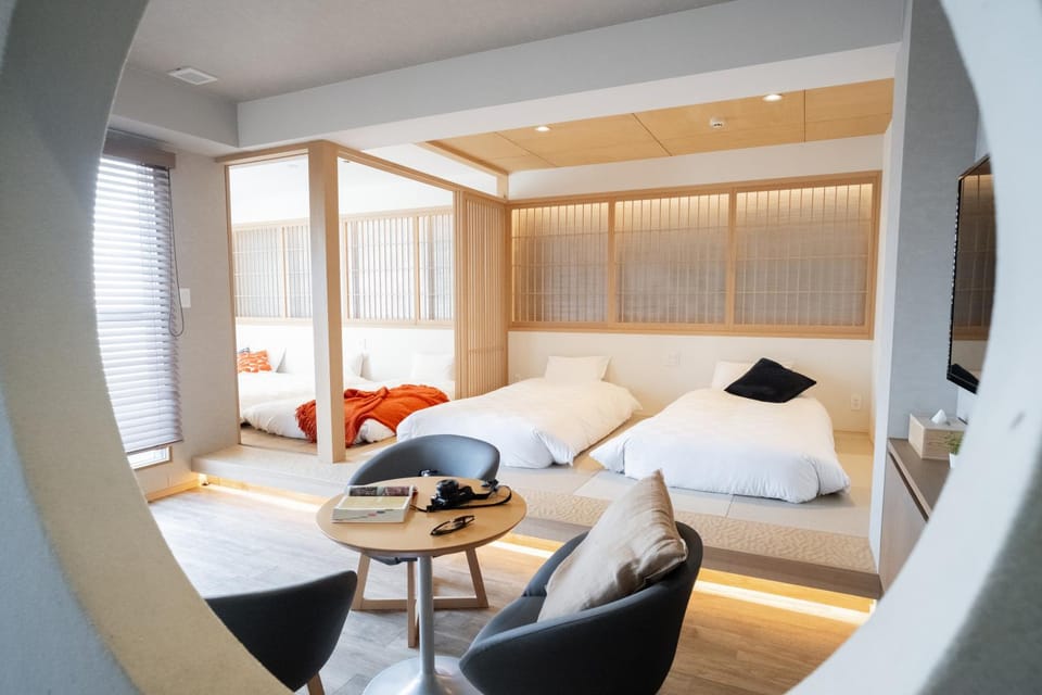 Bed, TV and multimedia, Photo of the whole room, Seating area, Bedroom