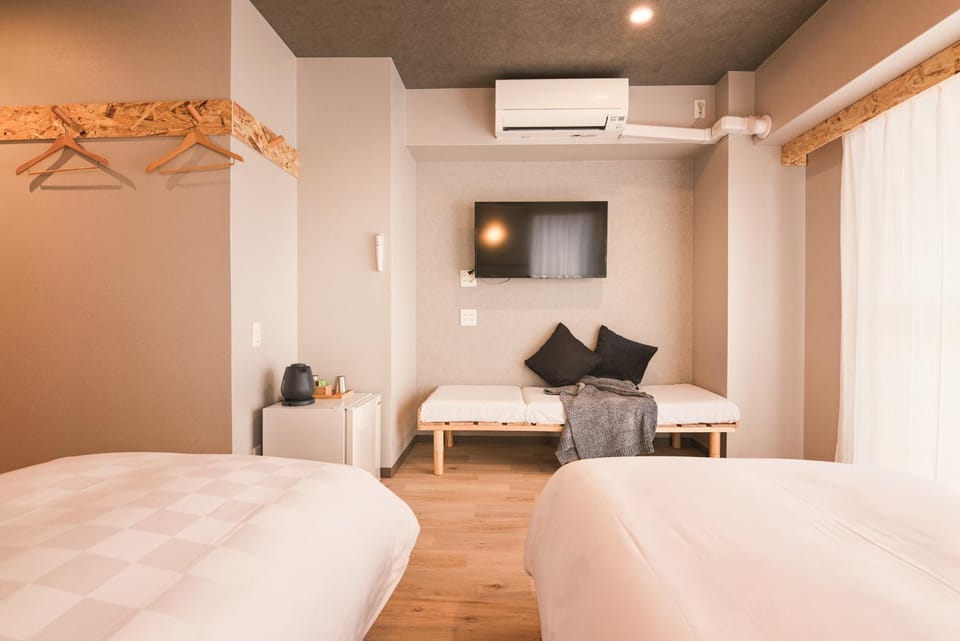 Bed, TV and multimedia, Photo of the whole room, Seating area, Bedroom