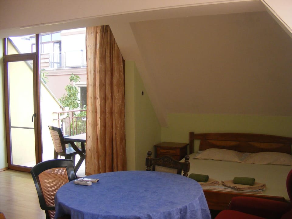 Day, Photo of the whole room