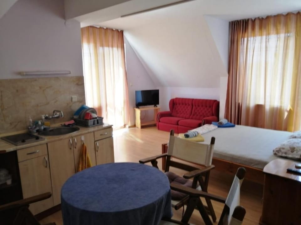 TV and multimedia, Coffee/tea facilities, Kitchen or kitchenette, Living room, Seating area, Bedroom