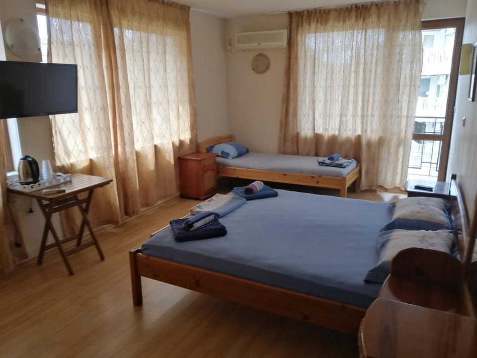 Bed, TV and multimedia, Photo of the whole room, Seating area, Bedroom, towels