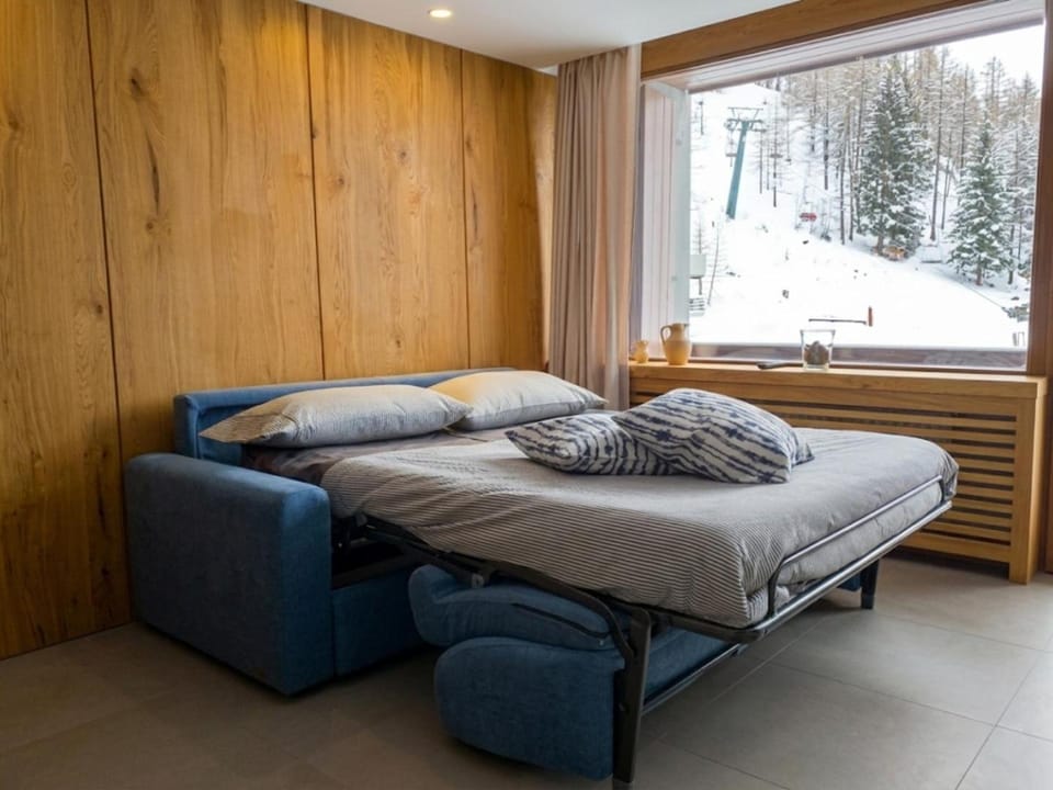 Bed, View (from property/room), Living room