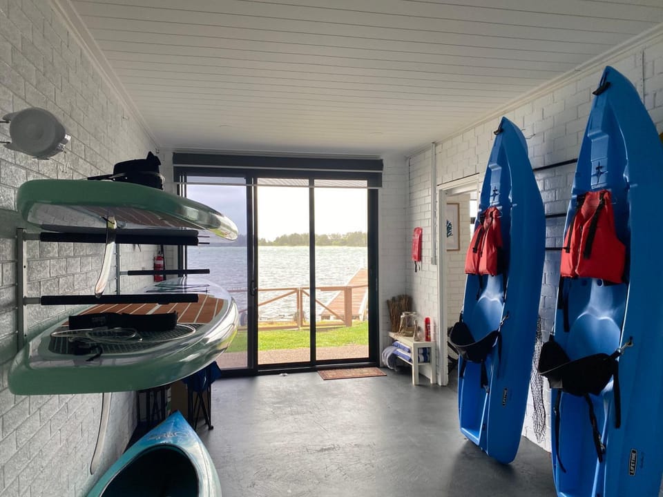 Serenity by the Lake - Romantic Waterfront Couple's Getaway Villa in Lake Macquarie