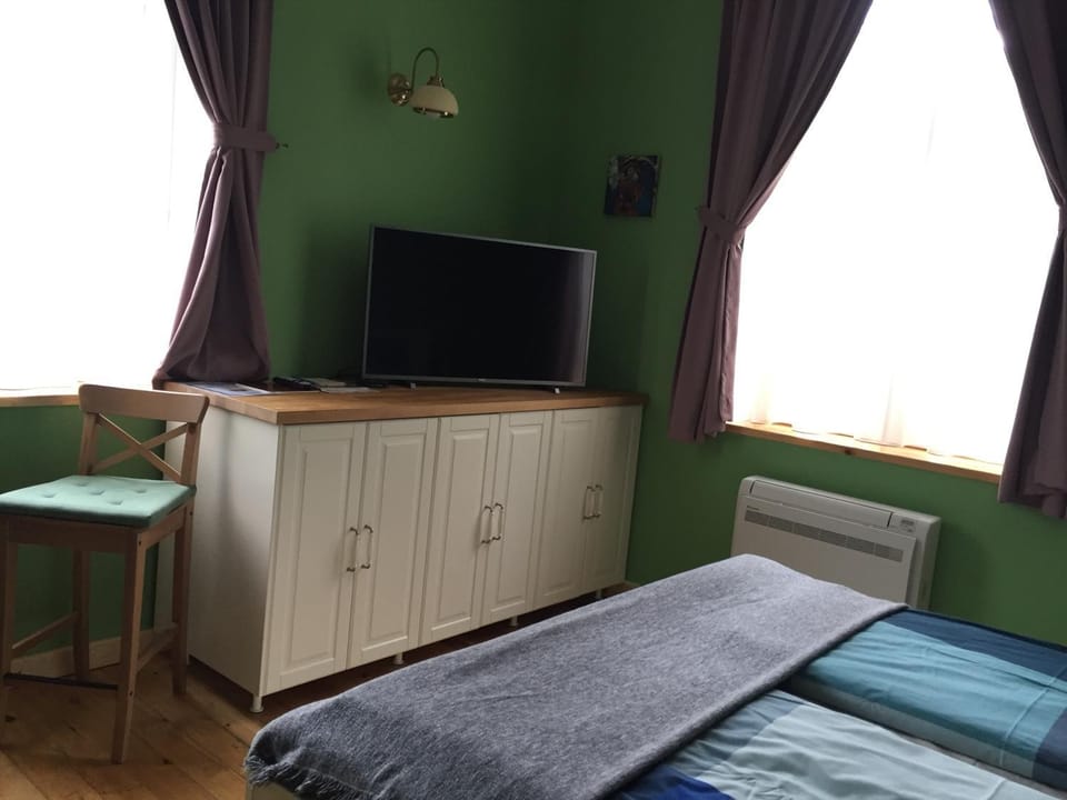 Communal lounge/ TV room, Bed, TV and multimedia, Bedroom