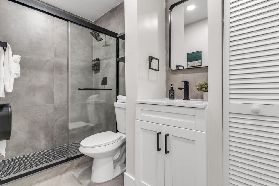 Shower, Toilet, Bathroom, towels