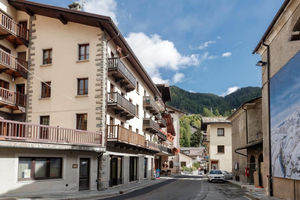 Facade/entrance, Neighbourhood