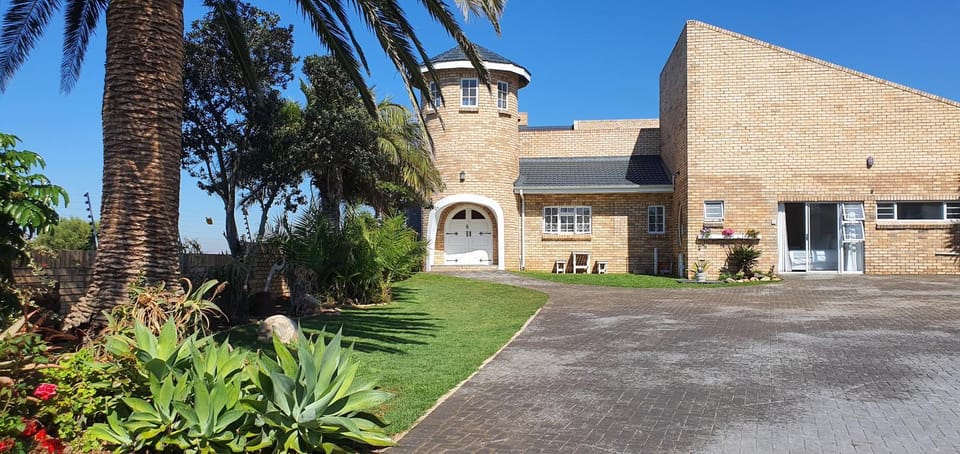 Property building, Facade/entrance, Garden, Swimming pool