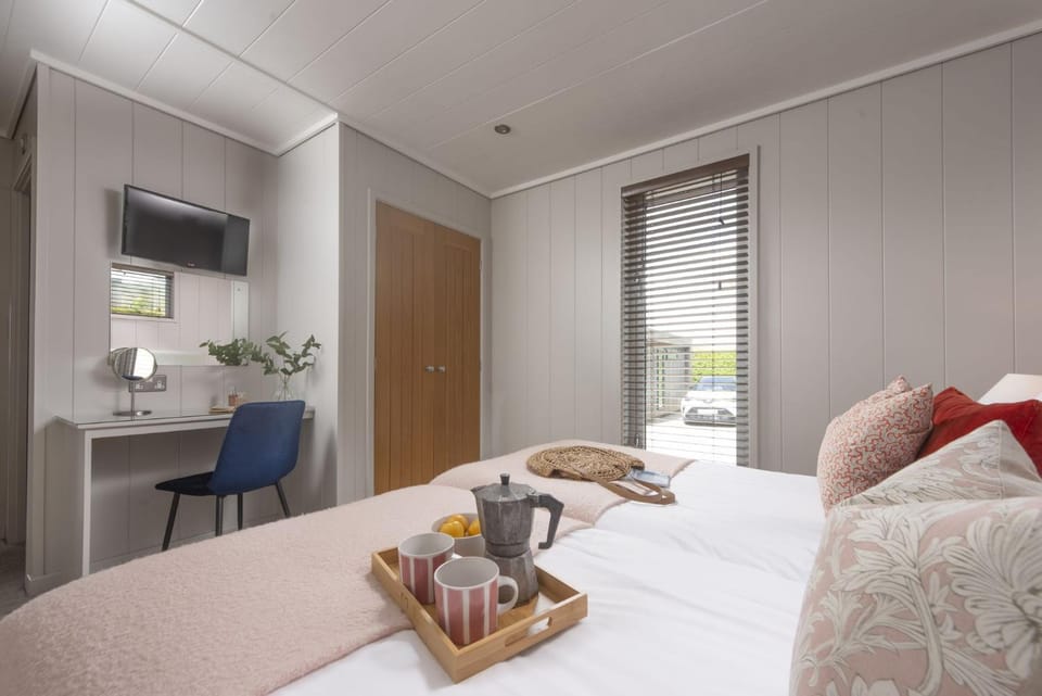 Bed, Photo of the whole room, Bedroom, Parking, wardrobe
