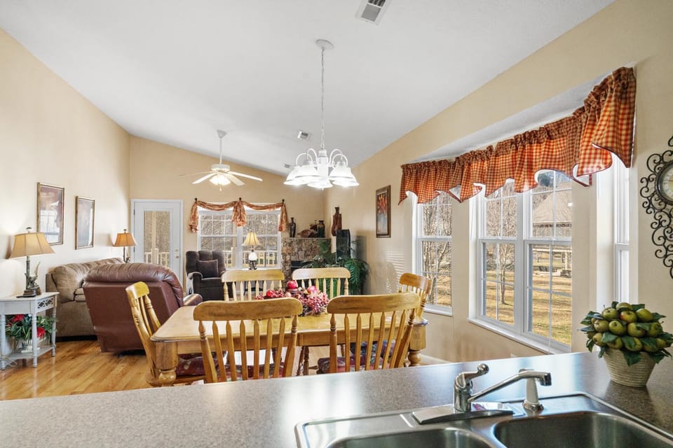 River Breeze, WIFI, 560 FREE tickets each paid day!!! House in Pigeon Forge