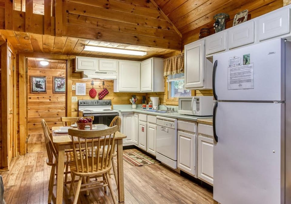 Sugar Bear Lodge, Hot Tub, WIFI, 560 FREE tickets each paid day Chalet in Gatlinburg