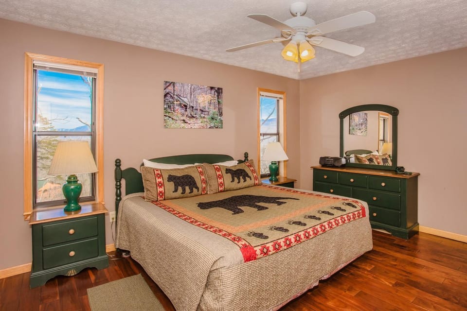 Her Majesty's Way, Awesome Mtn Views, FREE tickets each paid day, Hot TUB, WIFI!!! Chalet in Gatlinburg