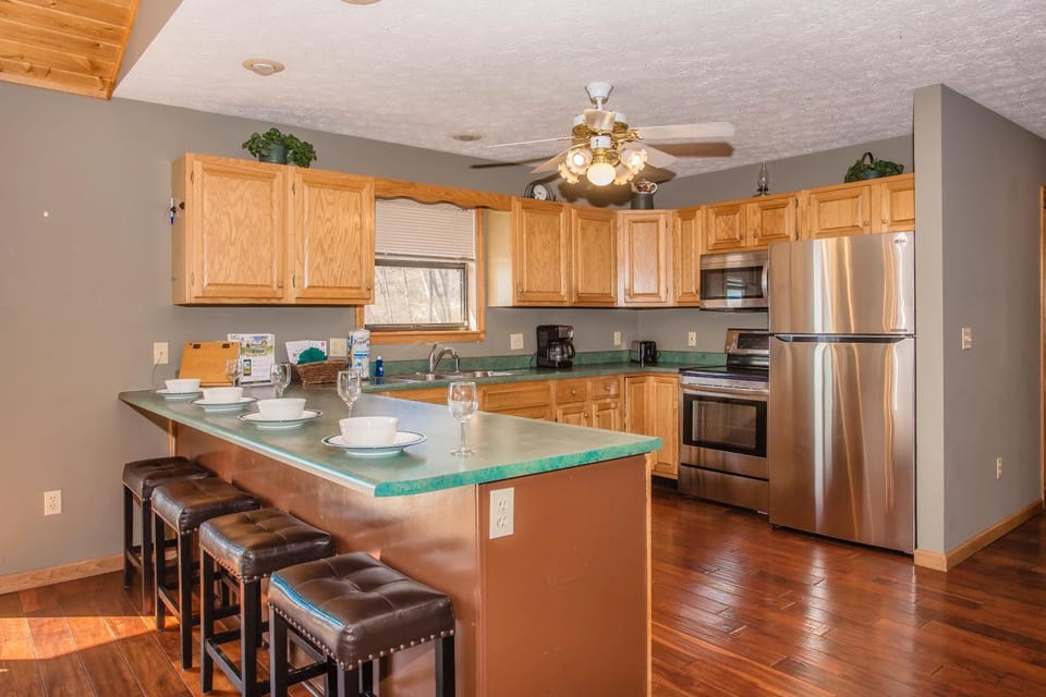 Her Majesty's Way, Awesome Mtn Views, FREE tickets each paid day, Hot TUB, WIFI!!! Chalet in Gatlinburg