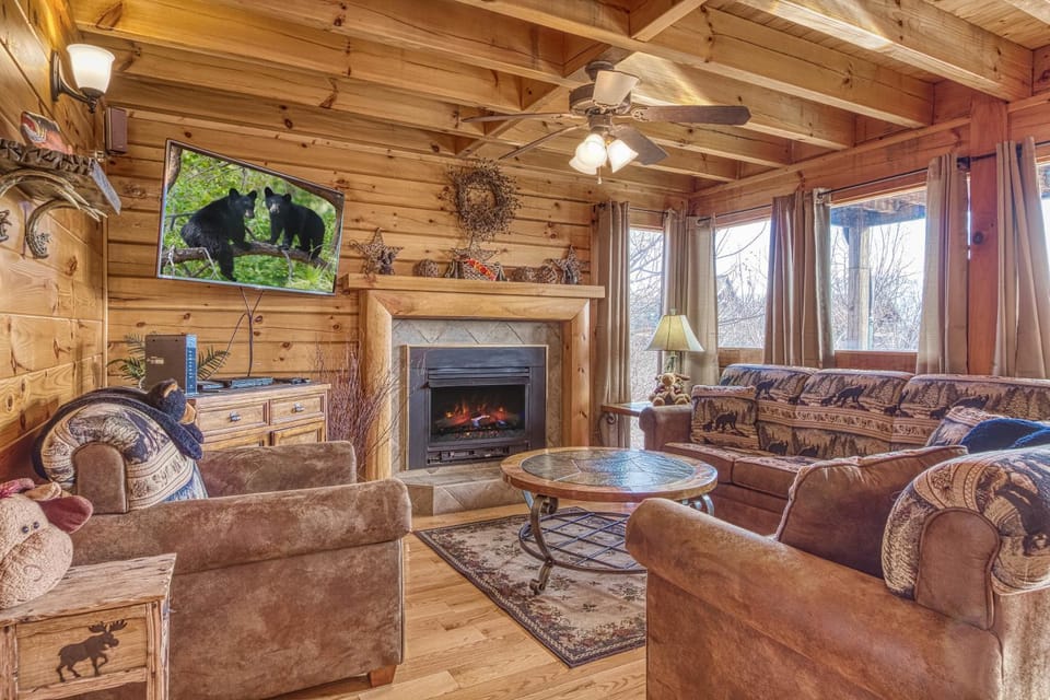 Priceless View, Amazing Views, Hot Tub, Pool, 560 FREE tickets each paid day!!! Chalet in Pigeon Forge