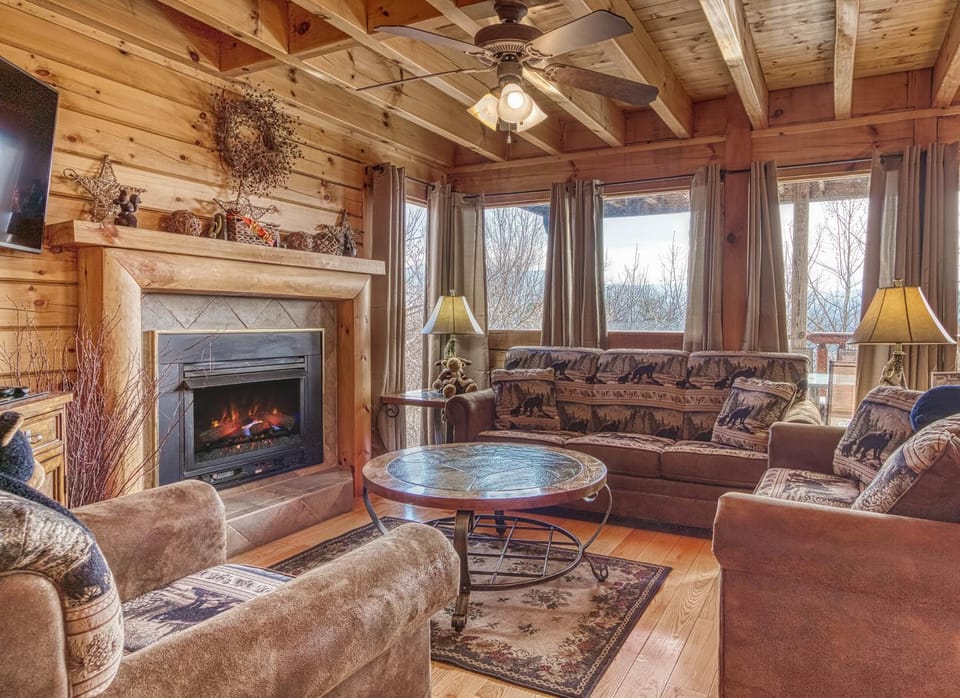 Priceless View, Amazing Views, Hot Tub, Pool, 560 FREE tickets each paid day!!! Chalet in Pigeon Forge