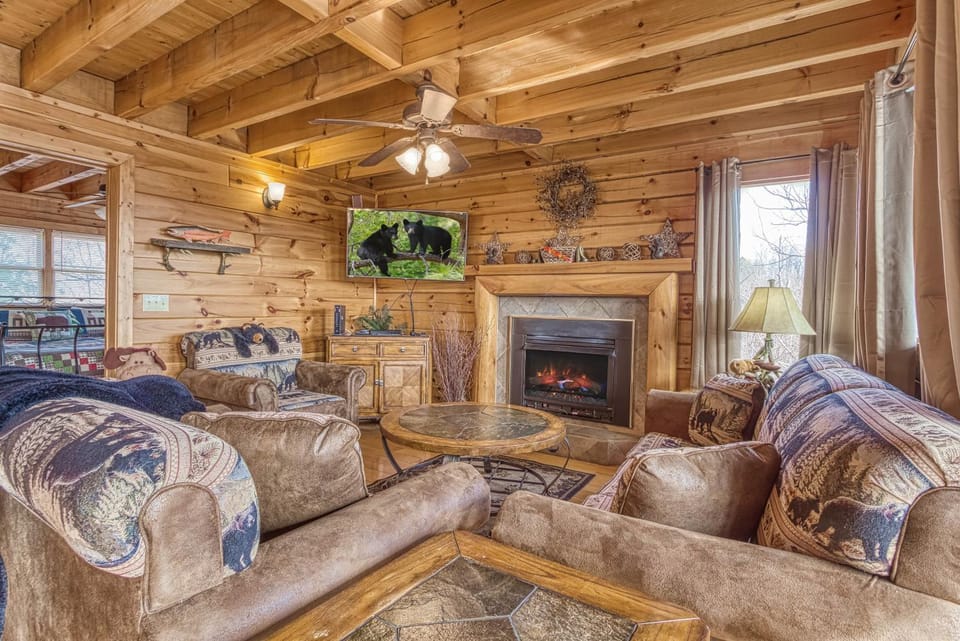 Priceless View, Amazing Views, Hot Tub, Pool, 560 FREE tickets each paid day!!! Chalet in Pigeon Forge
