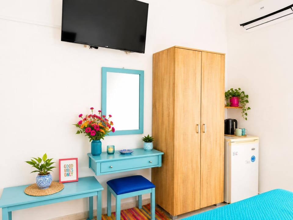 Photo of the whole room, Bedroom, wardrobe