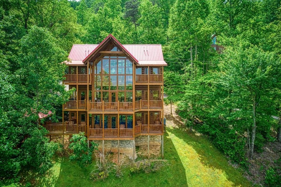 Mystic Moonlight, Hot tub, Pool Table, Theater, 560 FREE tickets each paid day! Chalet in Gatlinburg