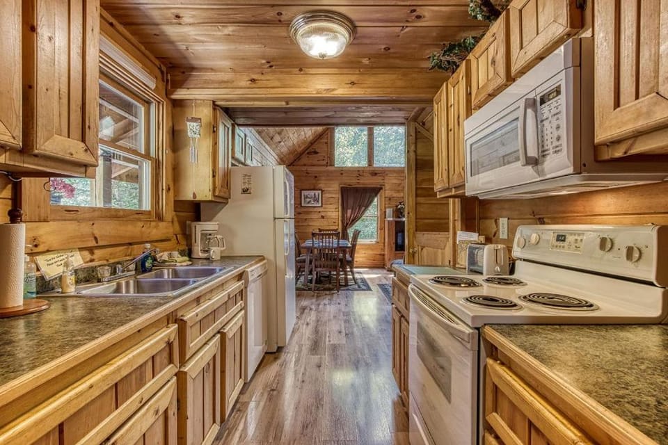 Awesome Honey Bear, Cozy Cabin Retreat in the Smokies Comfort & Fun for All Cabin in Sevierville