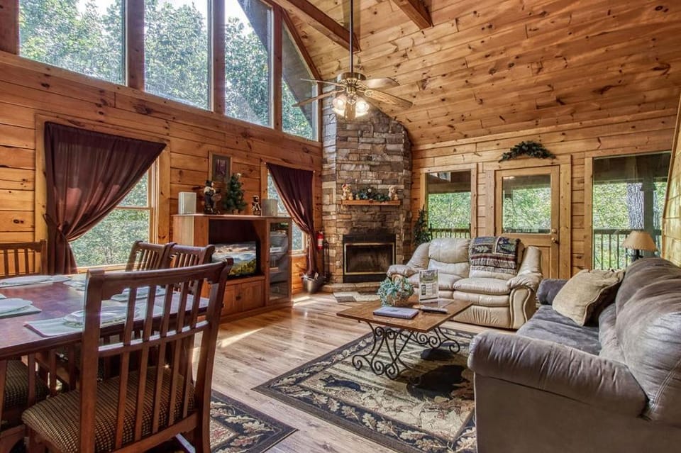 Awesome Honey Bear, Cozy Cabin Retreat in the Smokies Comfort & Fun for All Cabin in Sevierville
