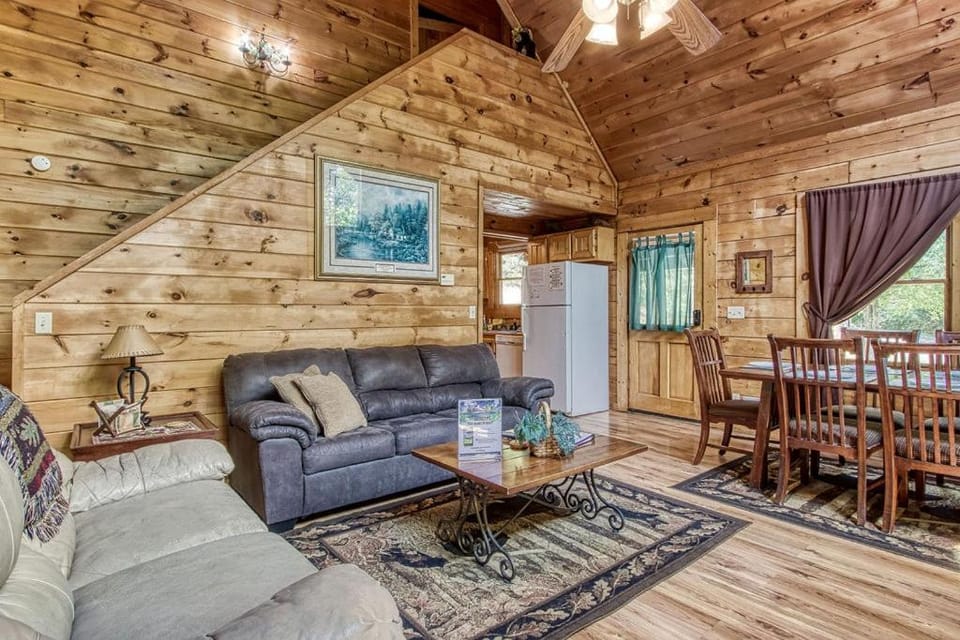 Awesome Honey Bear, Cozy Cabin Retreat in the Smokies Comfort & Fun for All Cabin in Sevierville