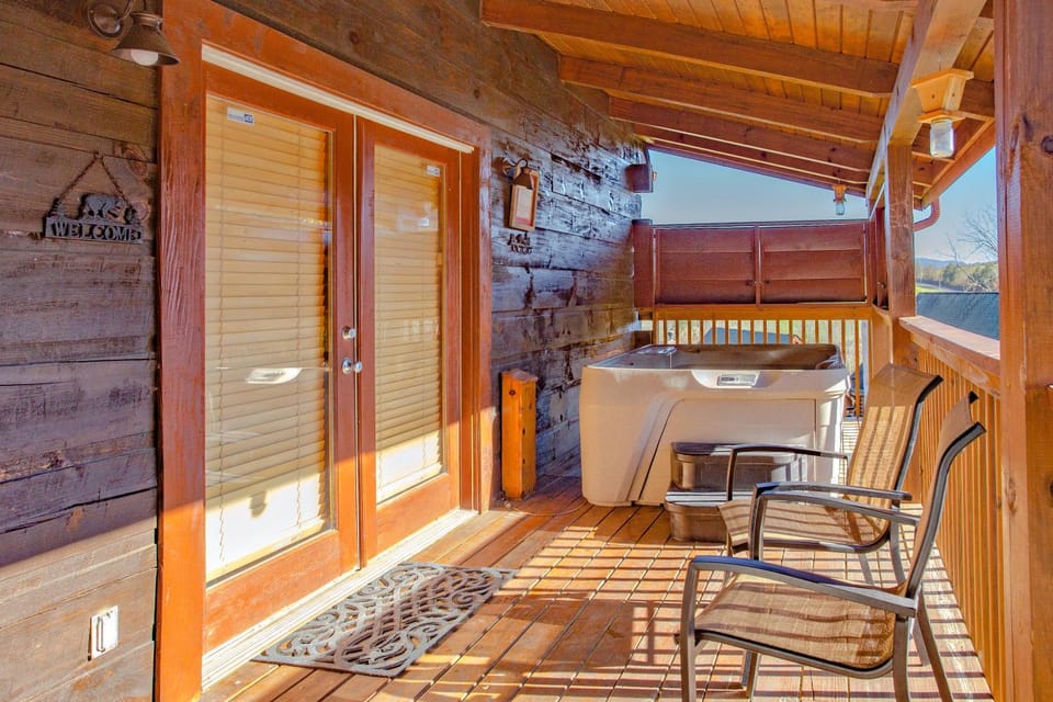 Highland Dream, Hot Tub, FREE tickets each paid day, Near Dollywood, WIFI!!! Chalet in Sevierville