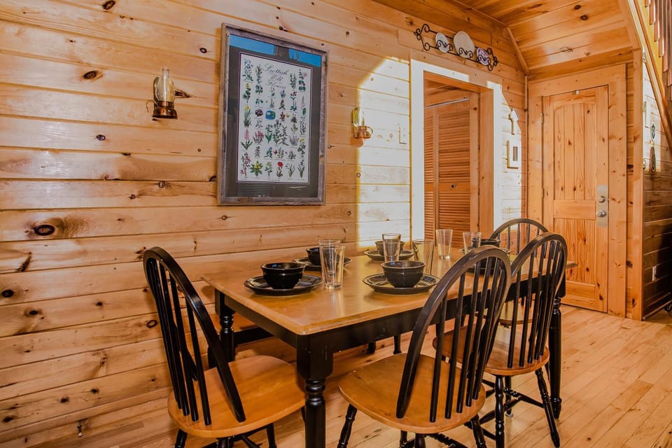 Highland Dream, Hot Tub, FREE tickets each paid day, Near Dollywood, WIFI!!! Chalet in Sevierville