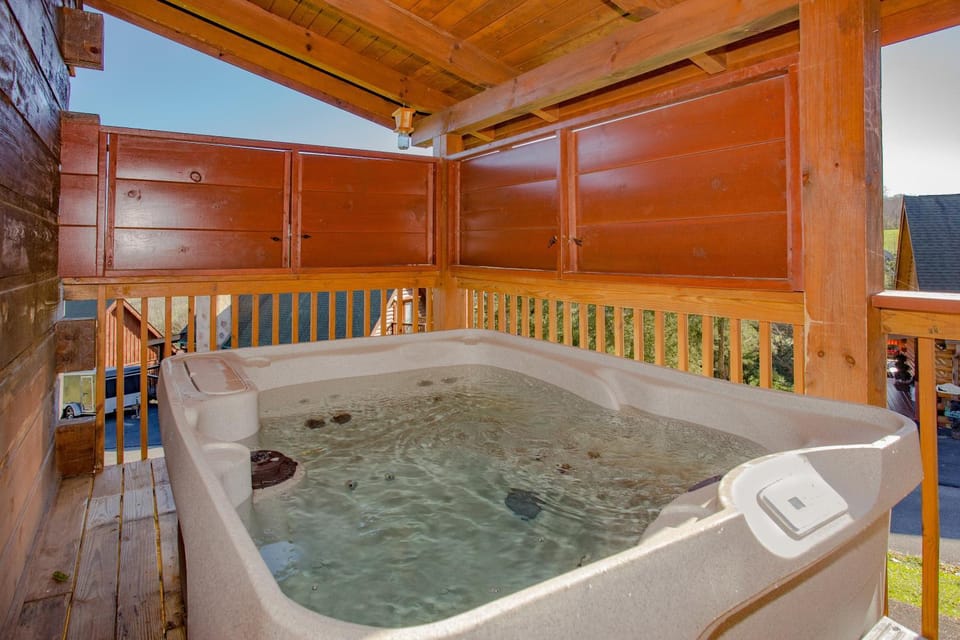 Highland Dream, Hot Tub, FREE tickets each paid day, Near Dollywood, WIFI!!! Chalet in Sevierville