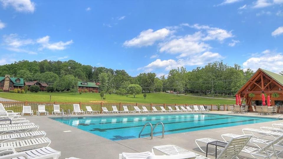 Berg Stuga, Free Attraction Tickets, Game Room, Hot Tub, WIFI!!! Chalet in Sevier County