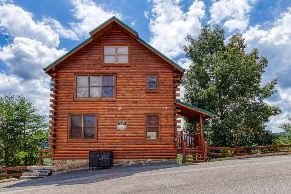 Endless View- AMAZING Panoramic Mountain Views, Pool Access, FREE Area Attraction Tickets Chalet in Sevier County