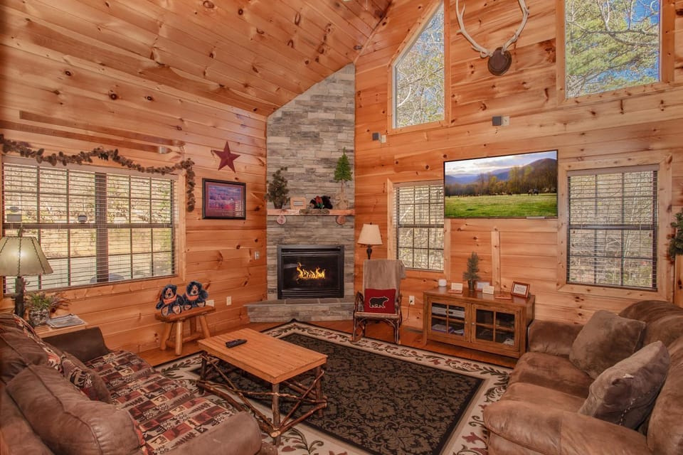 Bearskin Romance- Free Attraction Tickets , WIFI, Pool Table, Air Hockey, Hot Tub!!! Chalet in Gatlinburg